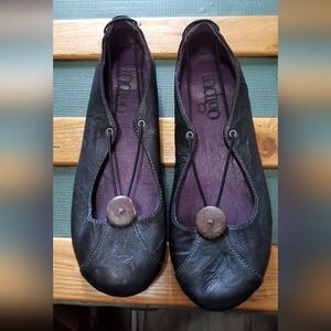 NWOT Cute Indigo Black Flats with Laced Natural Button Detail, Size 7.5